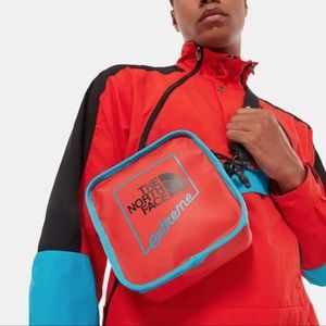 North Face Bardu II fiery red extreme Shoulder Bag